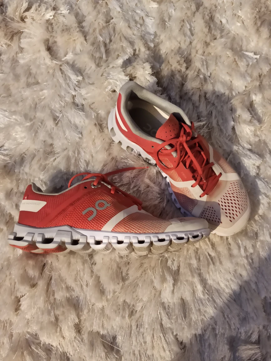 Running shoe On Cloudflow w5 image indicator(2)