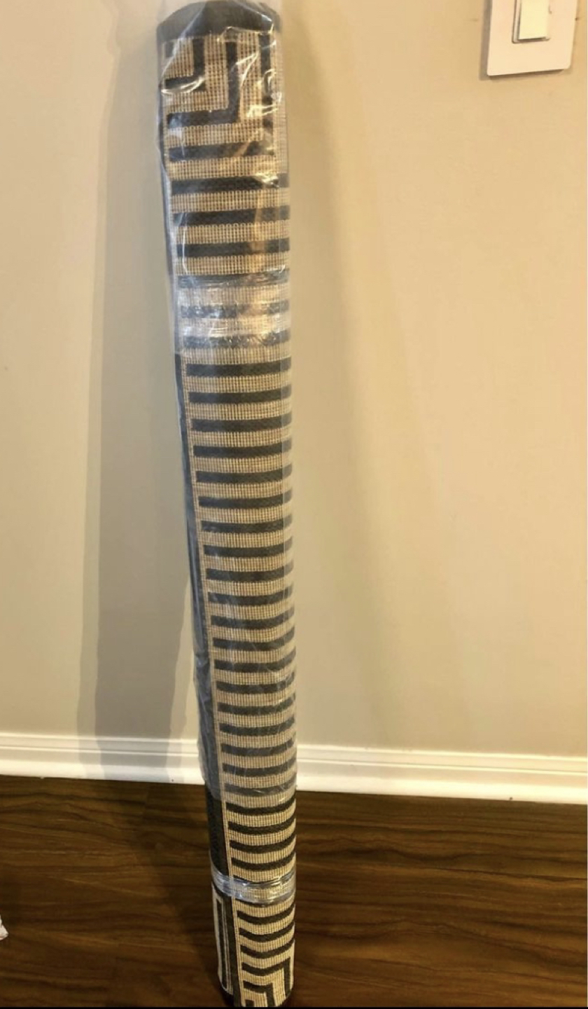 NEW Flat weave Rug 4’ by 6’ - photo 4
