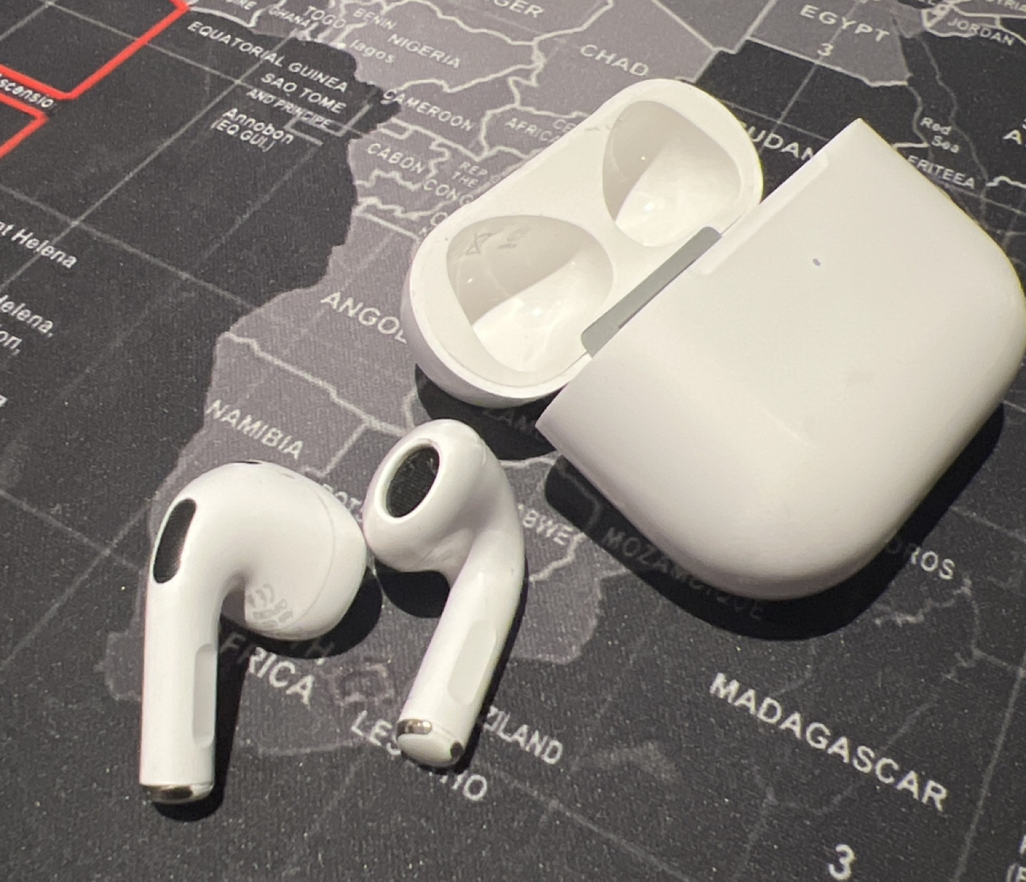 Apple AirPods - photo 3