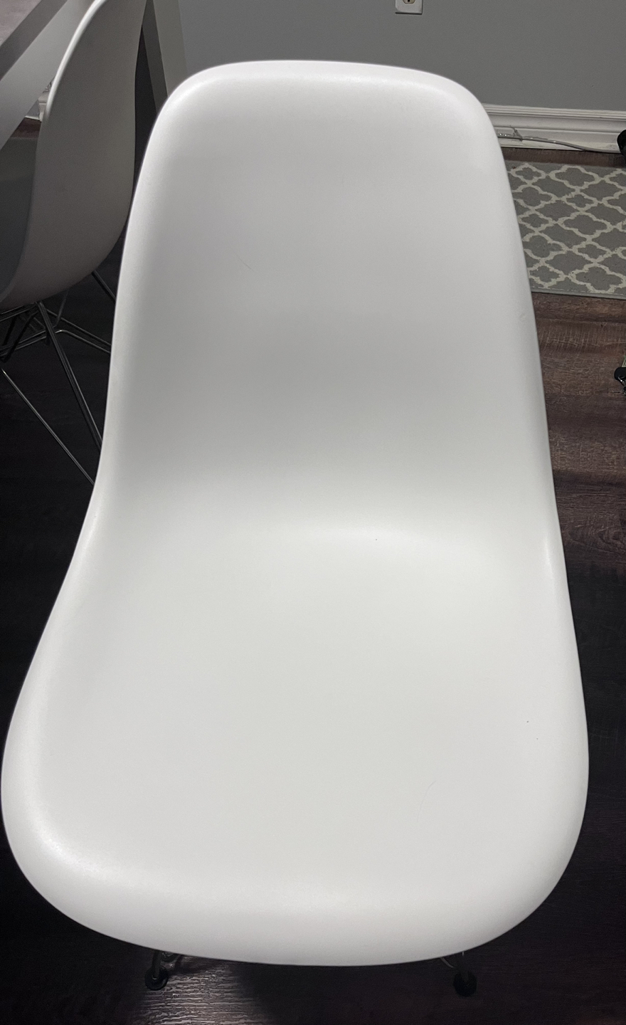 Moving Sale: Structube White Table with Four White Chairs - photo 3