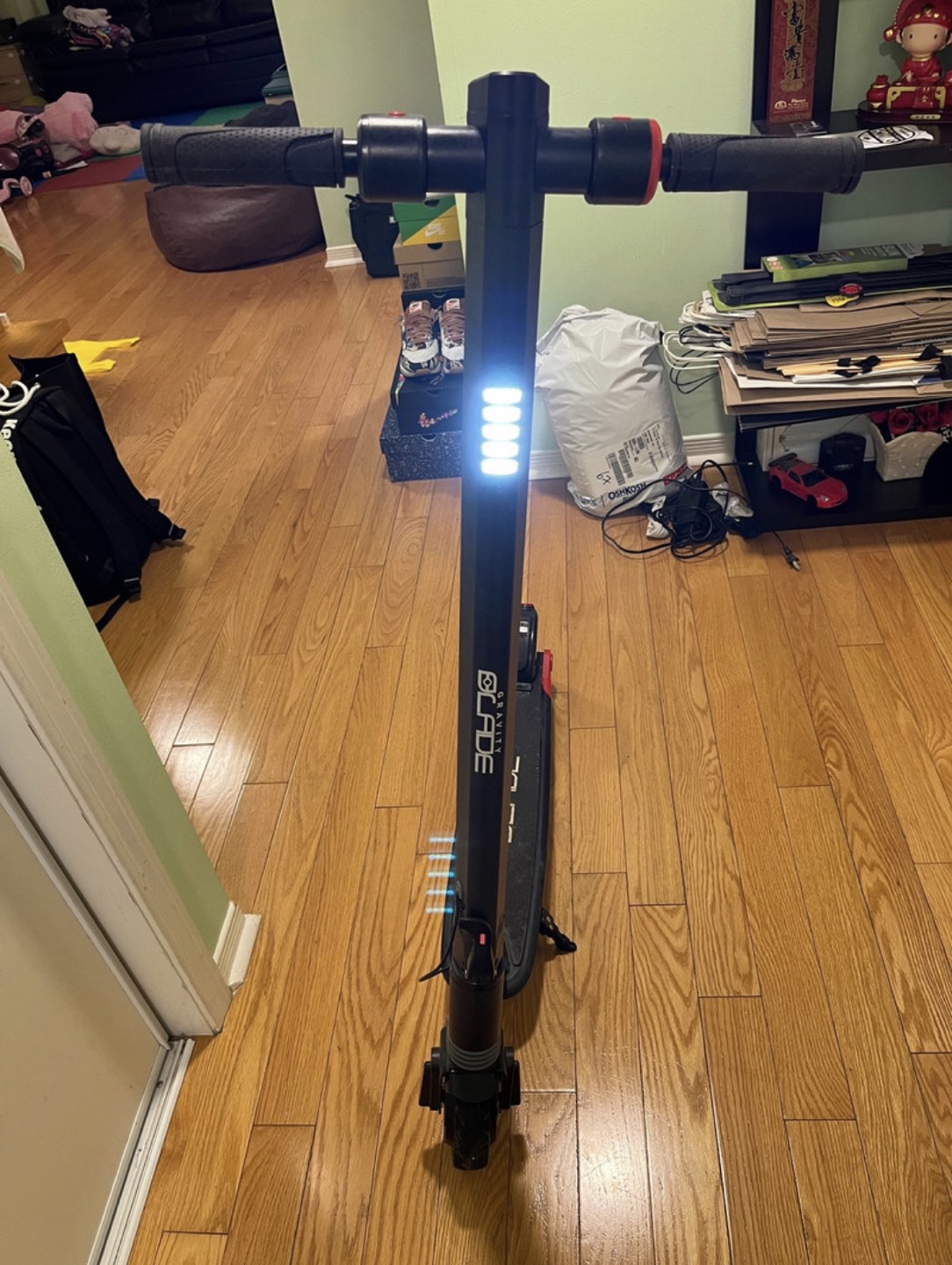 Gravity Blade Electric Scooter V6.0 (Battery needs Replacement) - photo 3