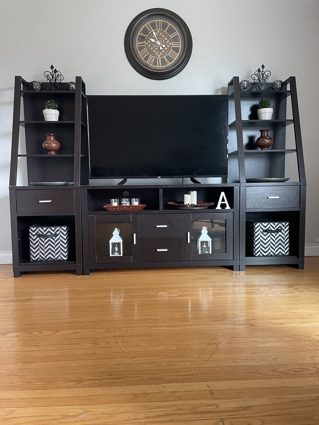 Entertainment/tv unit thumbnail