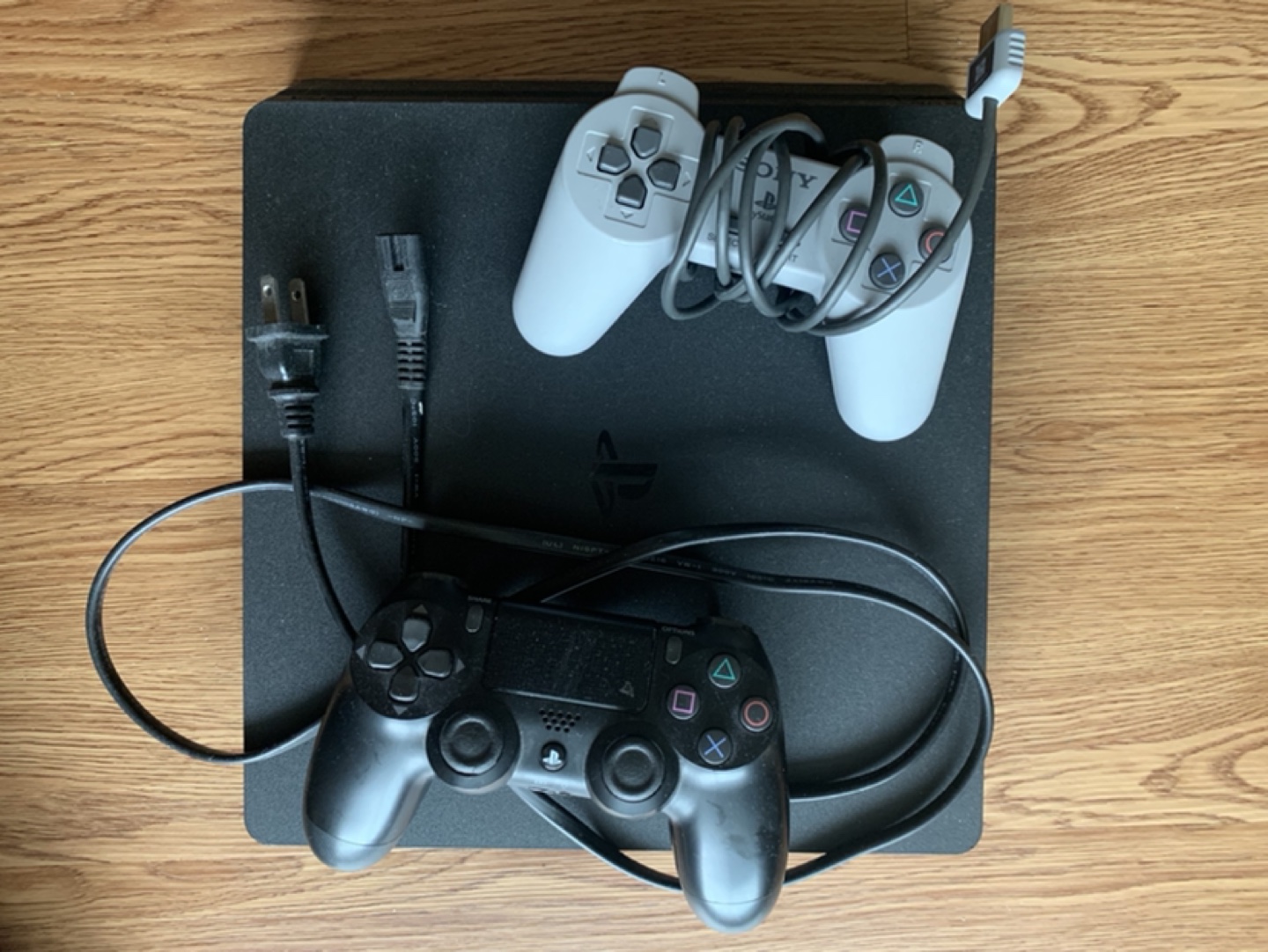 PS4 Slim 1 TB + 2 controllers & cables thumbnail
