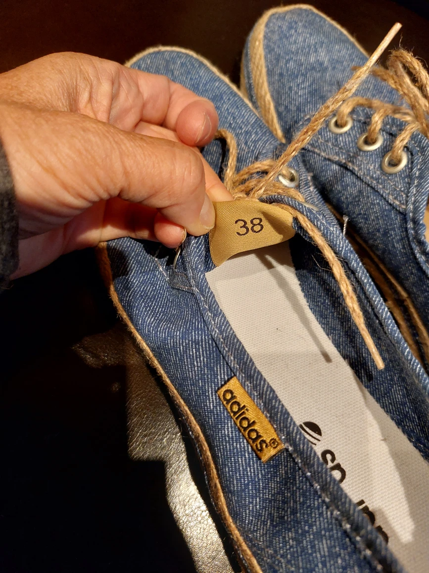 Adidas women's canvas shoes size 7.5 (38) image indicator(4)