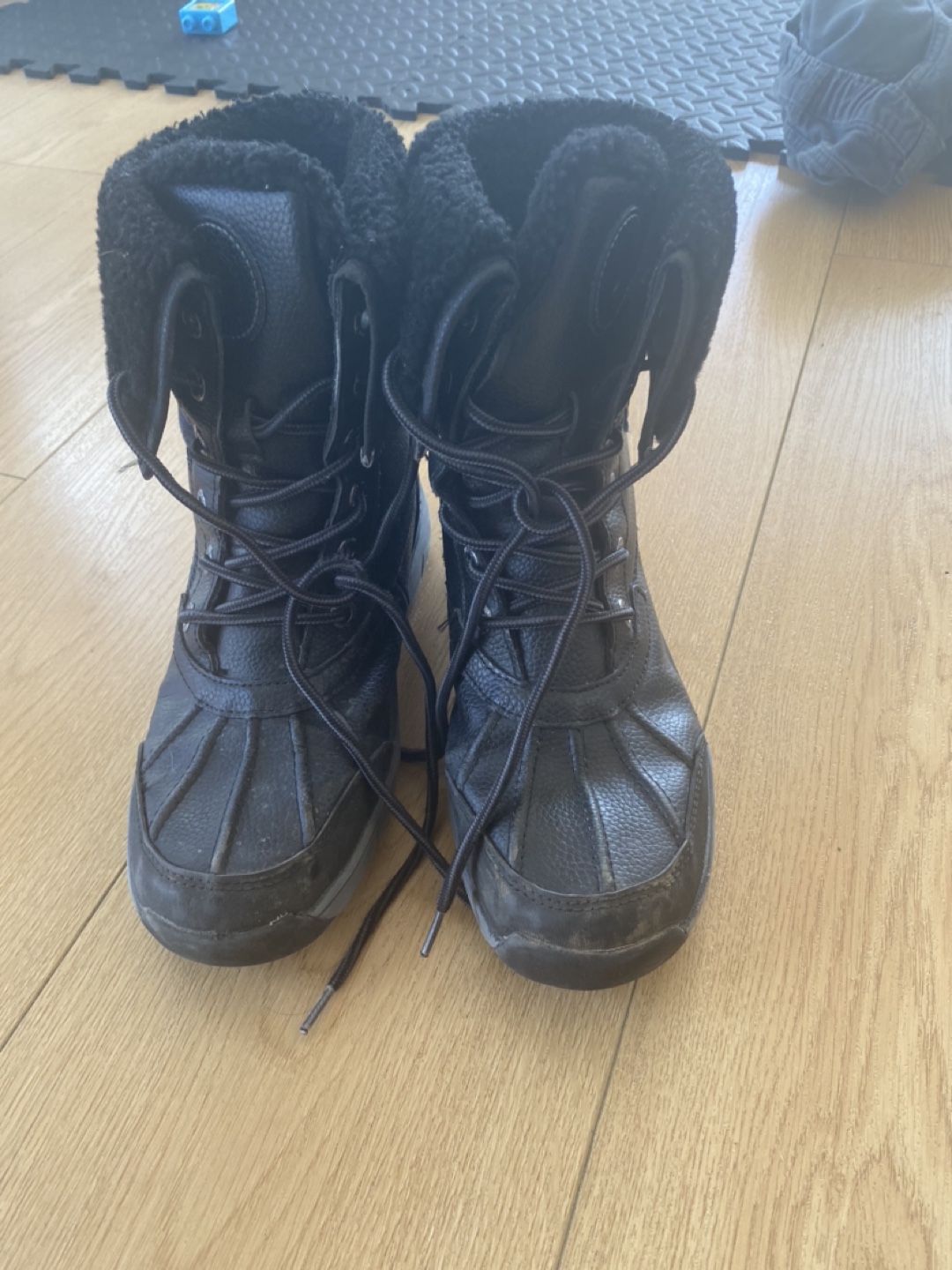 Free winter boots thumbnail