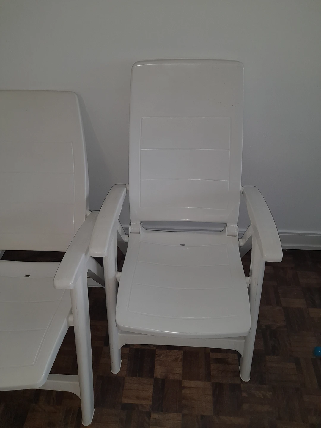 White pair of reclineable chairs