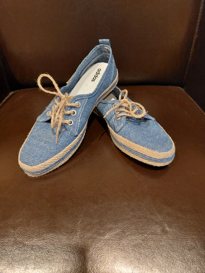 Adidas women's canvas shoes size 7.5 (38) thumbnail