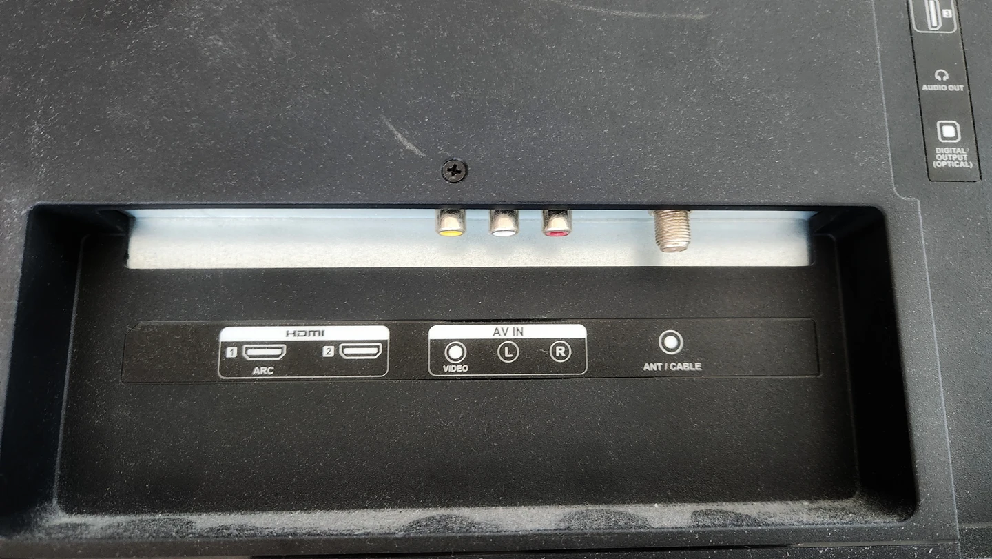 Insignia Roku TV 40inch - photo 3