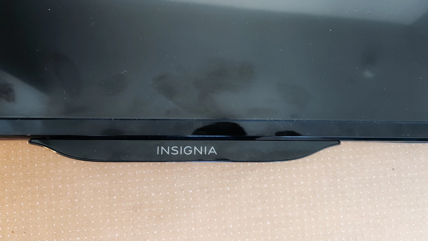Insignia Roku TV 40inch - photo 2