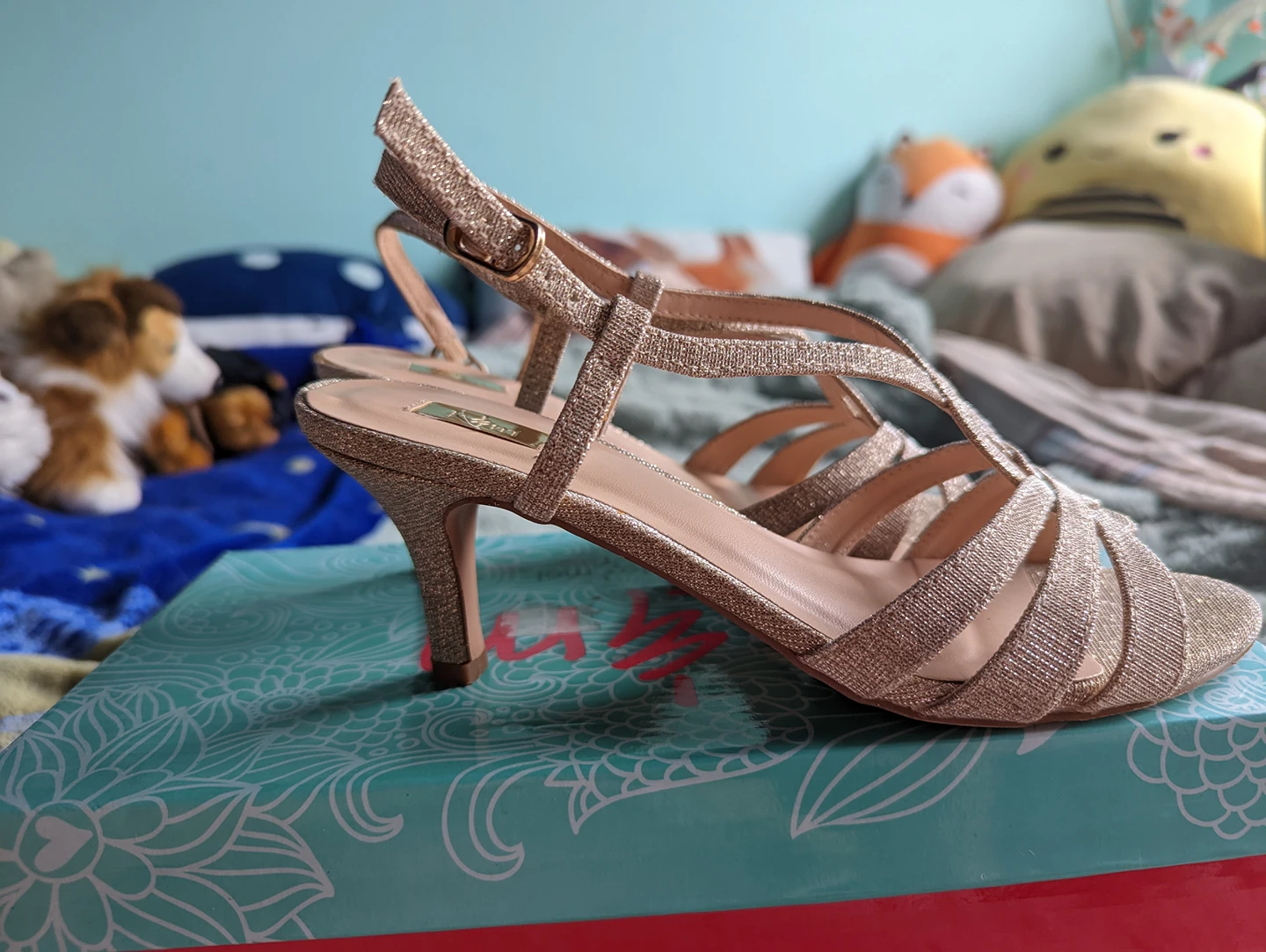 Gold Sandles image indicator(2)