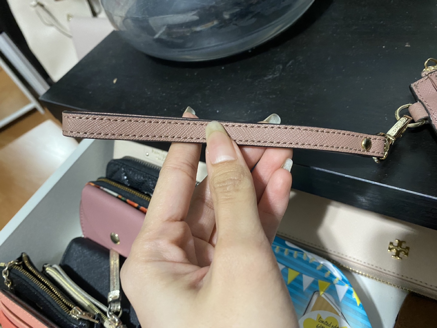 AUTHENTIC Michael Kors Wristlet - photo 3
