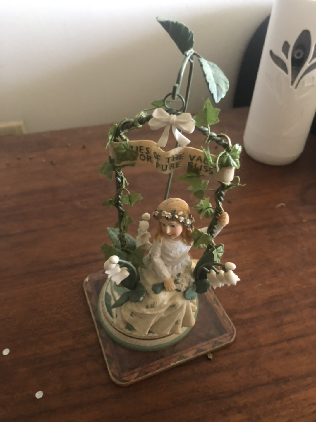 Wall plaques & figurines thumbnail