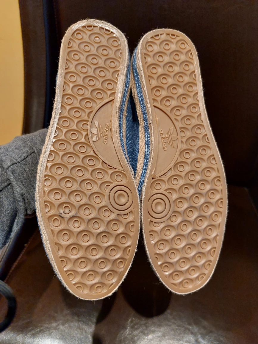 Adidas women's canvas shoes size 7.5 (38) image indicator(2)