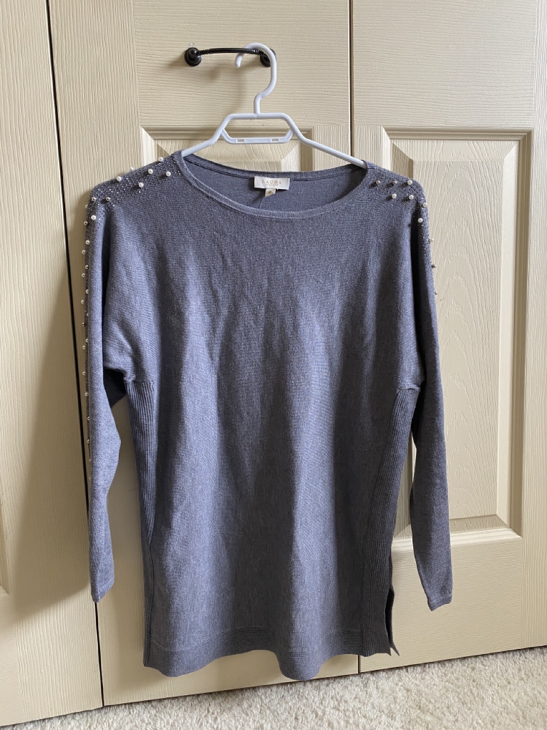 Women's sweater (pick up Coxwell/Danforth) thumbnail