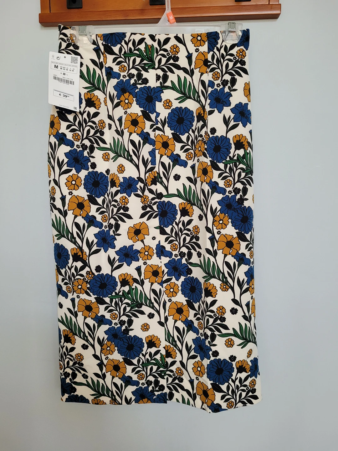 Brand new Zara slim Skirt-Medium