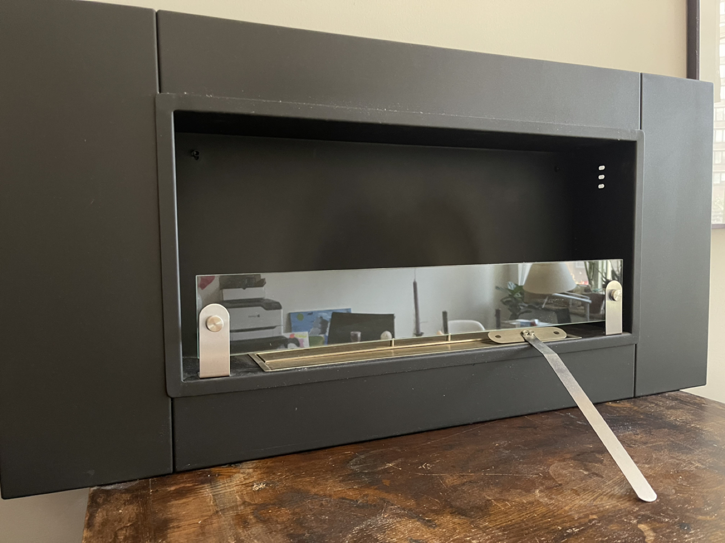 Modern indoor ventless fireplace