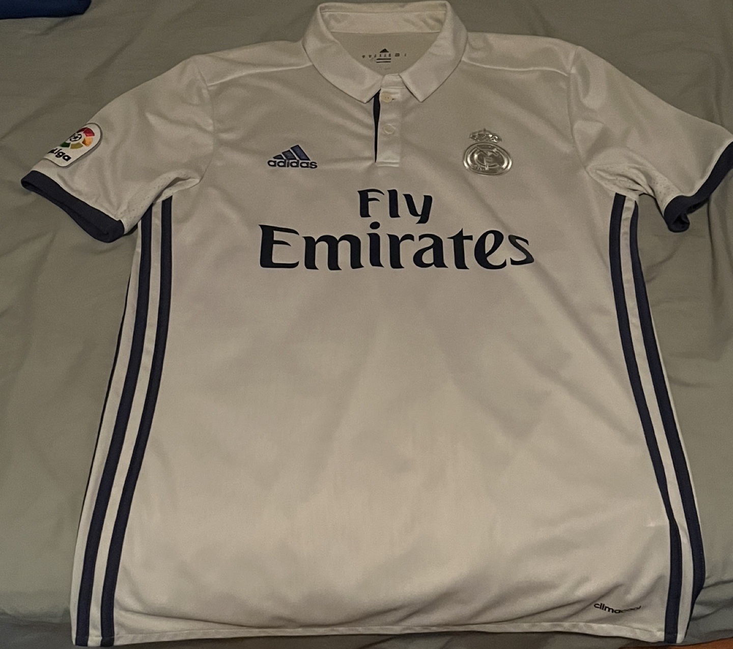 Real Madrid 2016/17 jersey thumbnail