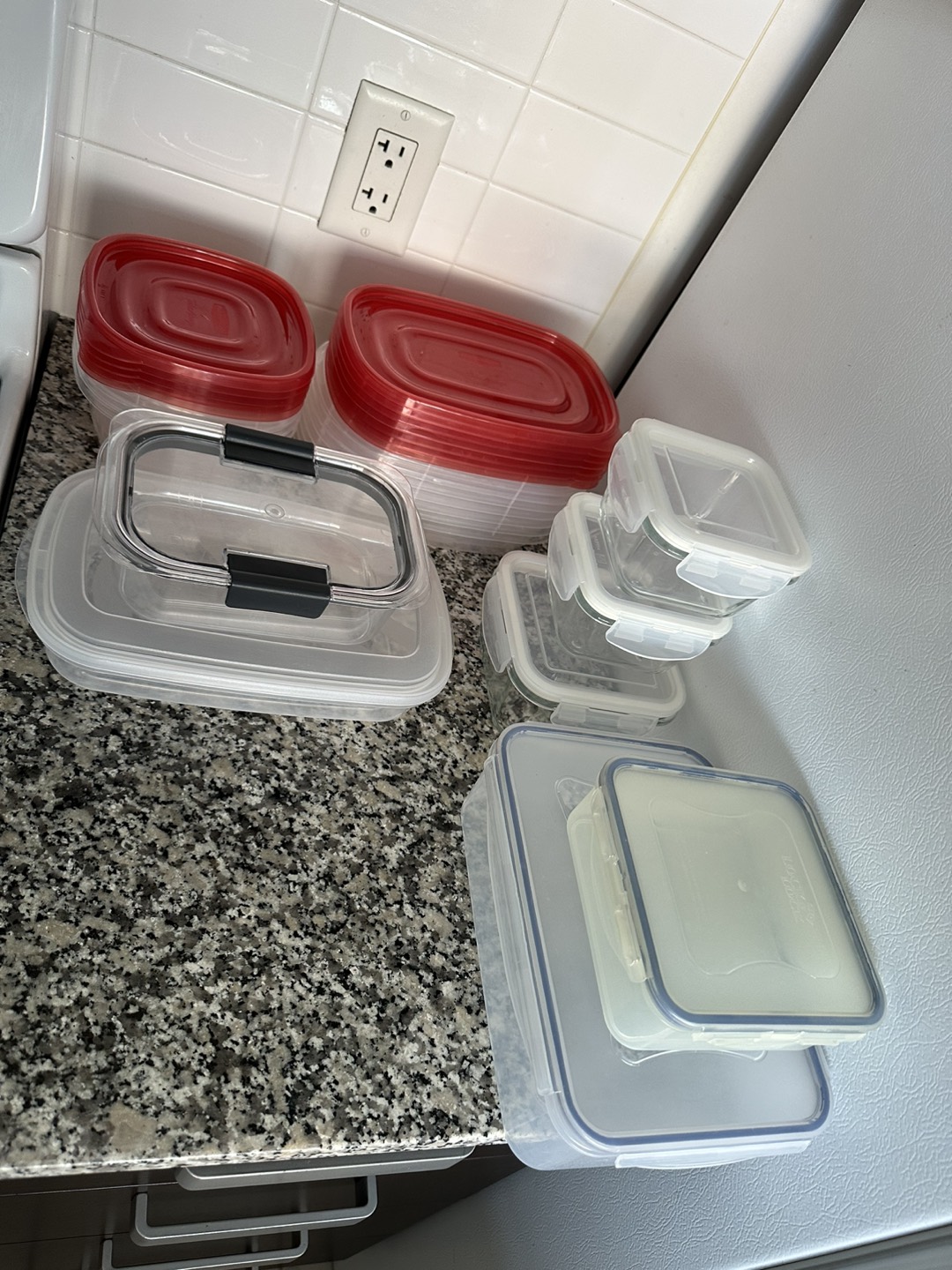 16 Various Tupperwares