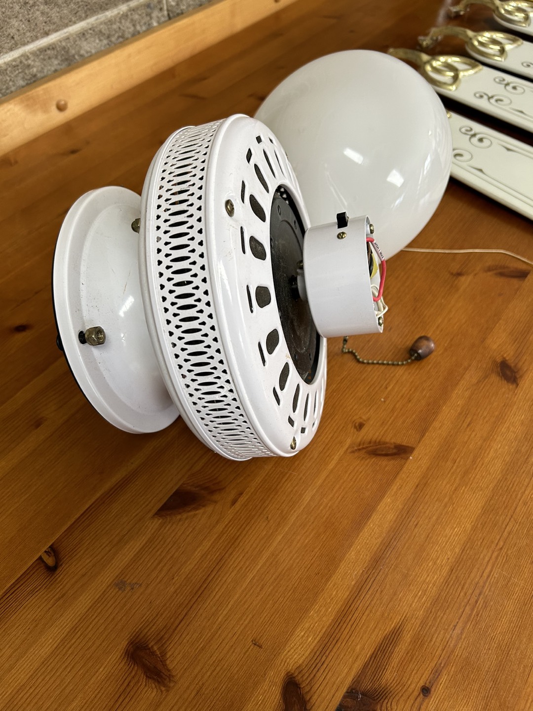 White Ceiling Fan With Globe Shade. 3 Speed Light/fan switch - photo 2