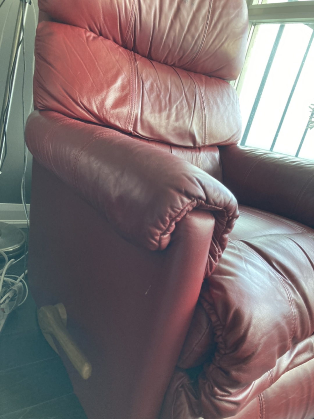 Red leather LAZ-Boy recliner - photo 2