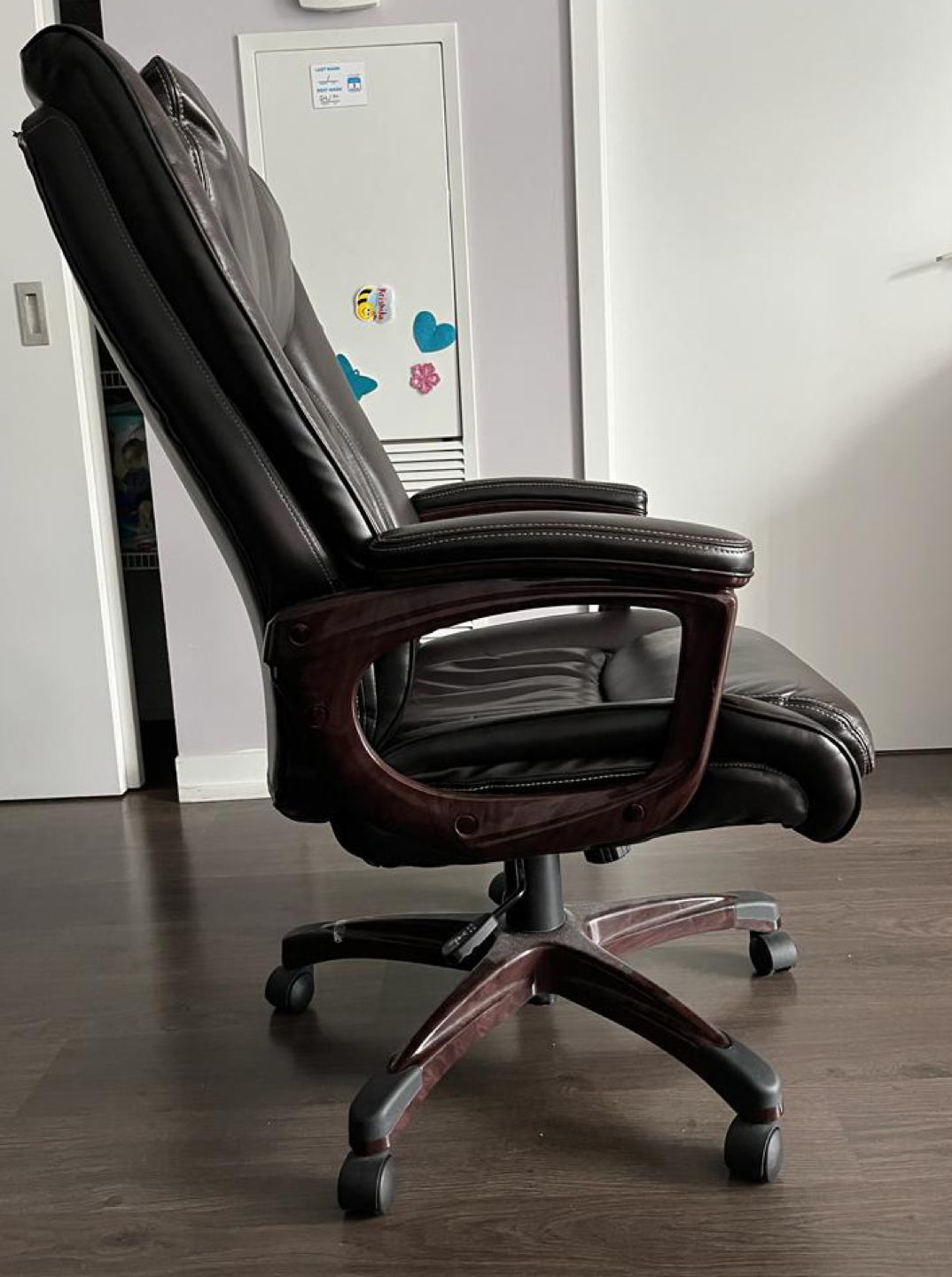 Staples- Office Chair Westcliffe Bonded Leather great condition image indicator(2)