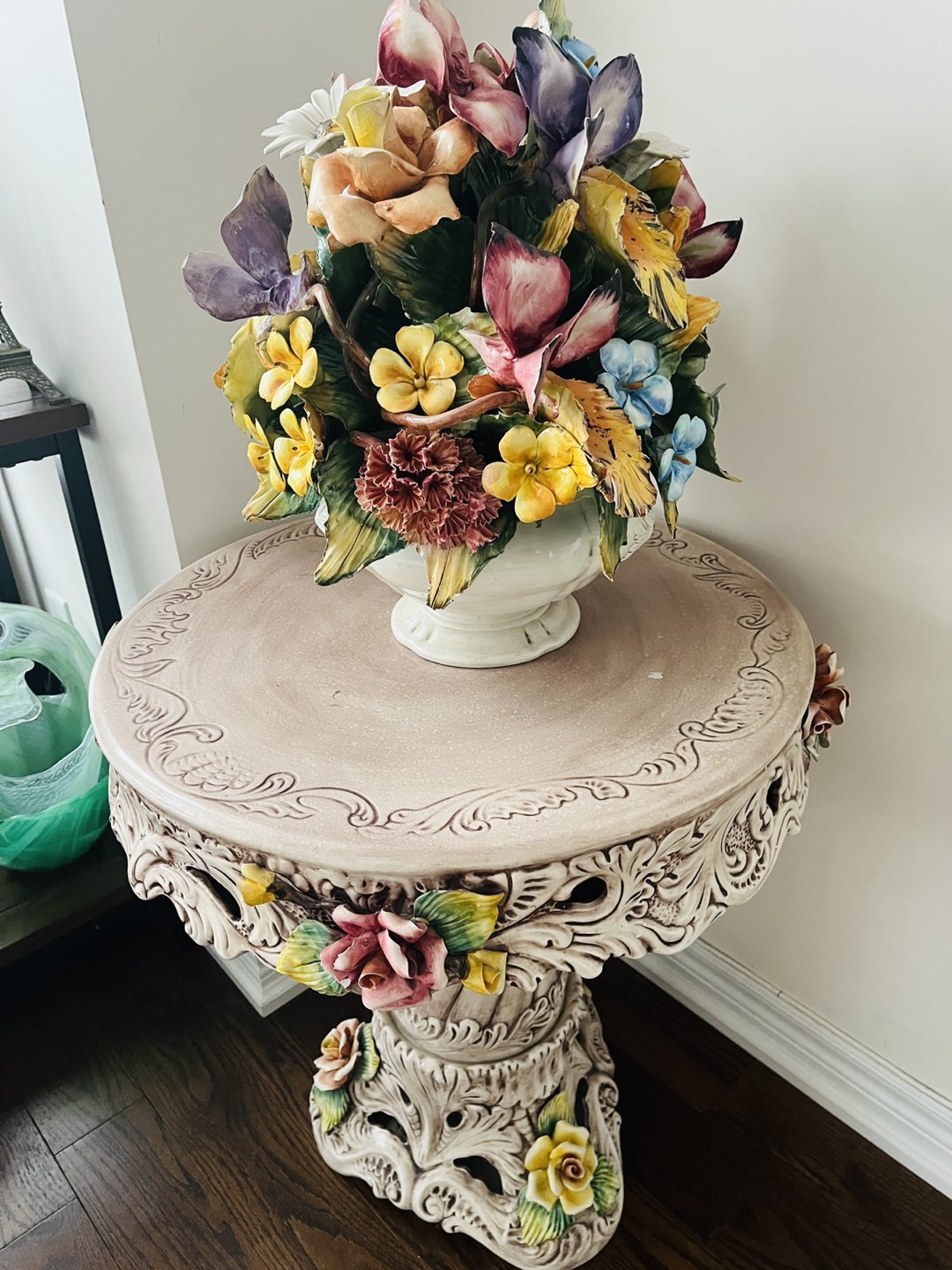 Capodimonte table and flower basket - photo 3
