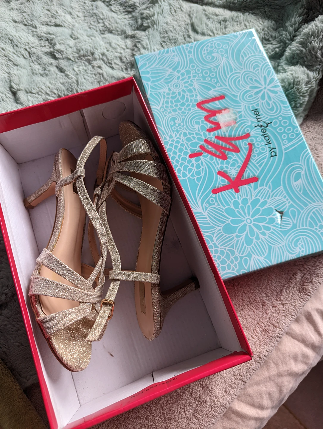 Gold Sandles image indicator(3)