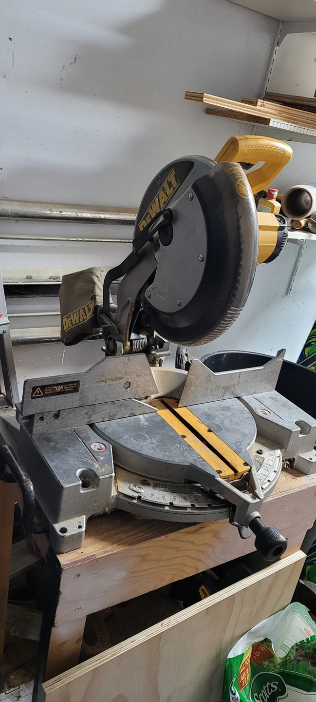Chop saw DeWALT