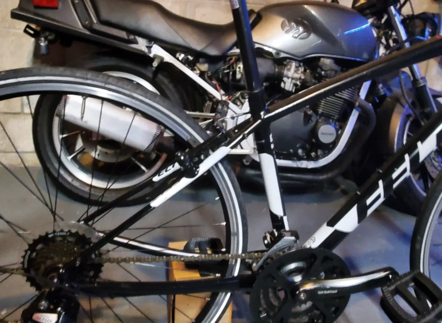 Felt Urban Hybrid Bike 21 spd image indicator(10)