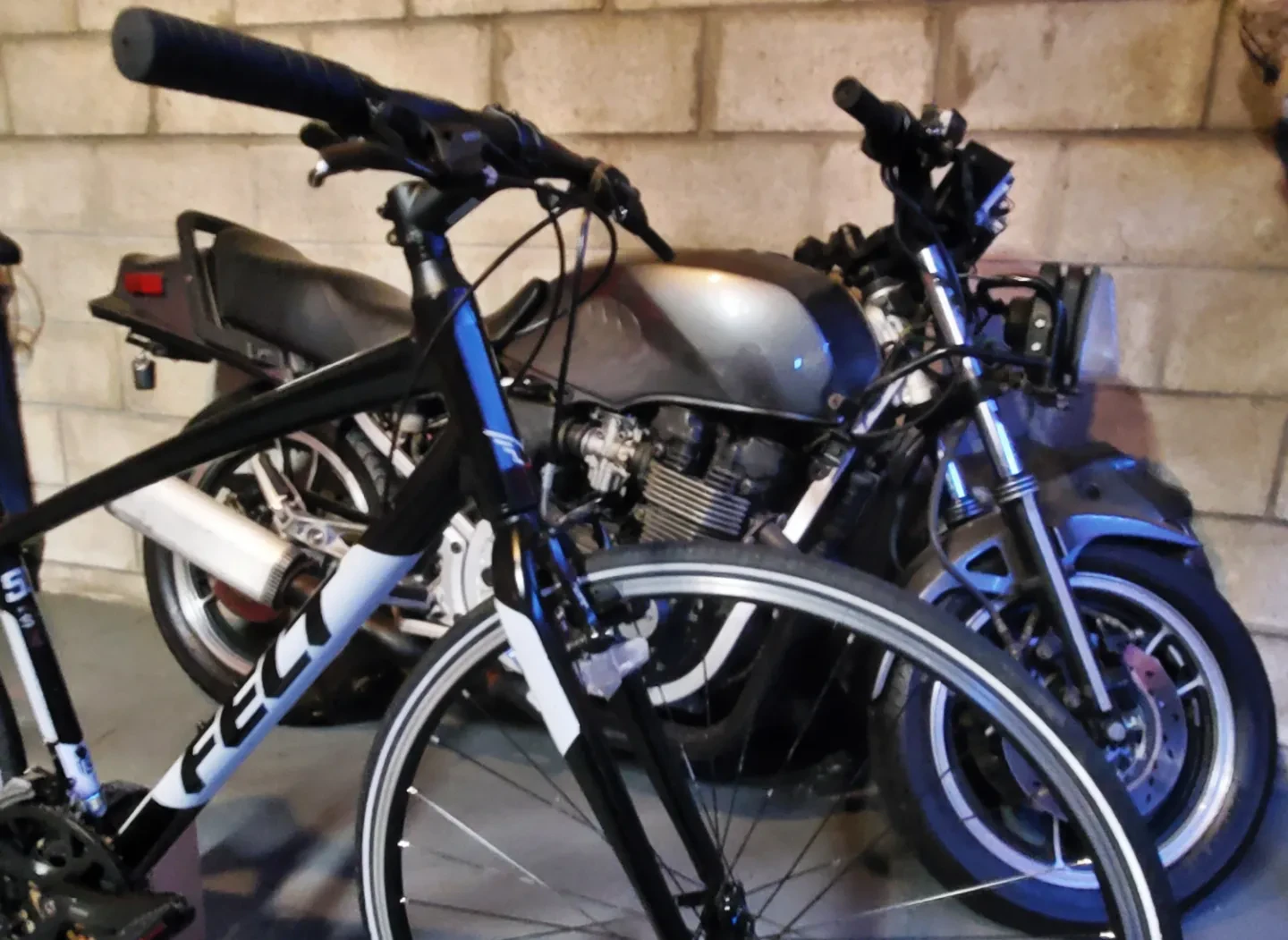 Felt Urban Hybrid Bike 21 spd image indicator(9)