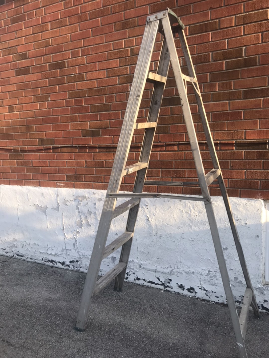 7 foot aluminum ladder - photo 2
