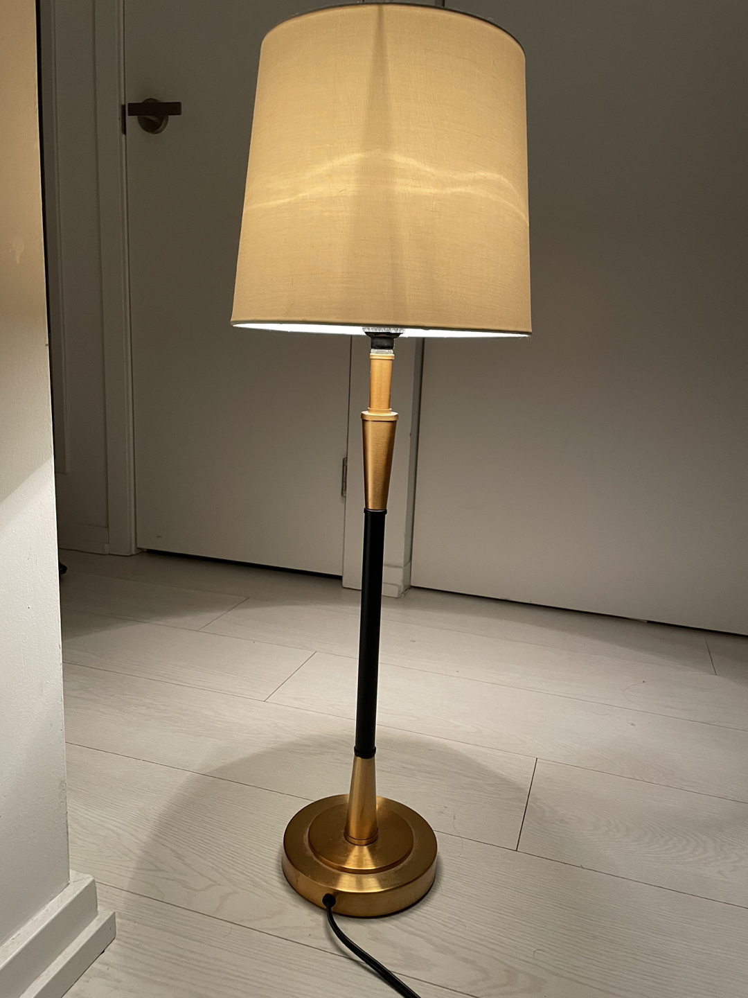 Elegant table lamp thumbnail