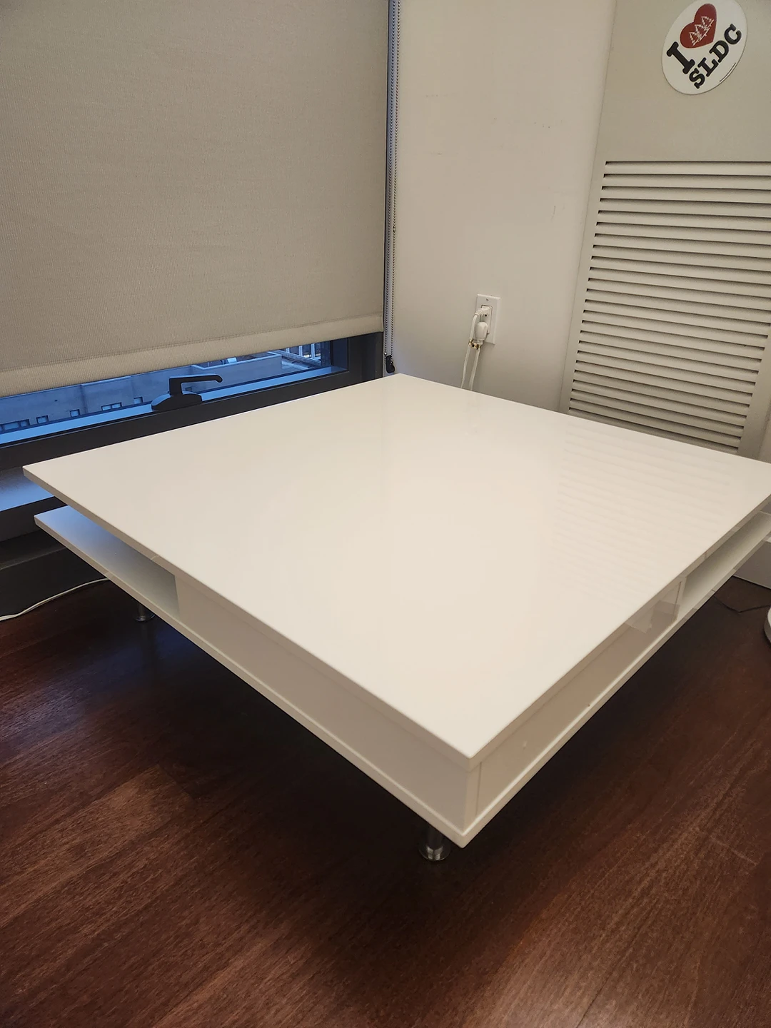 white glossy coffee table - photo 3