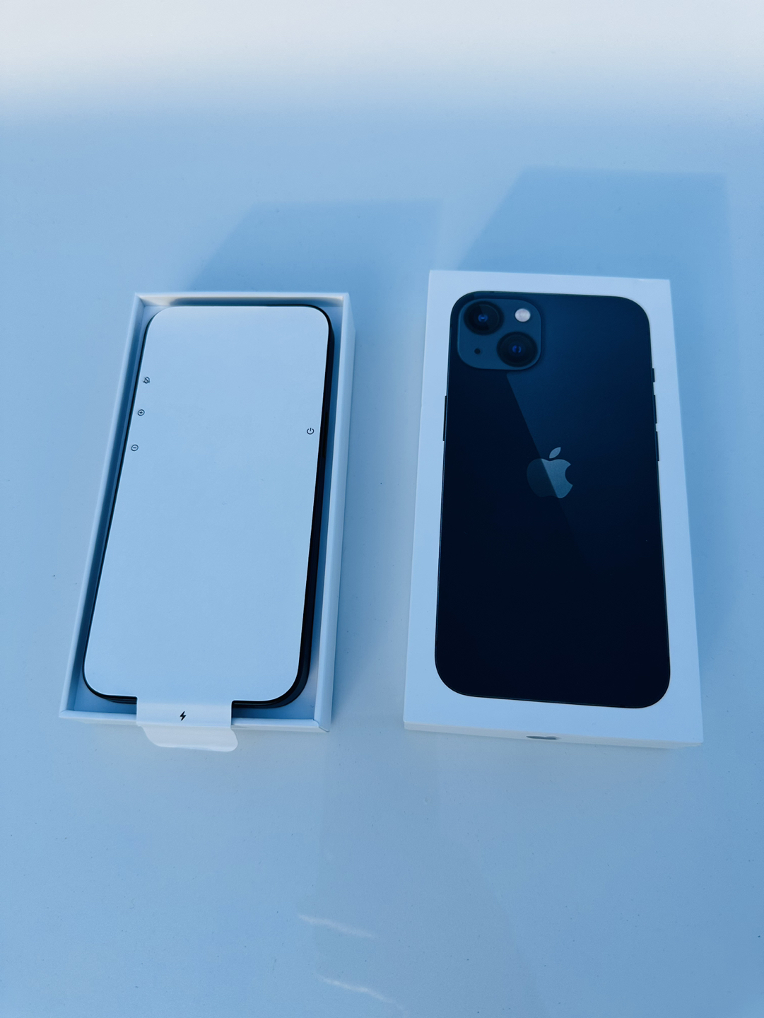 IPhone 13 128GB midnight Lock to Bell and Virgin Mobile - photo 3