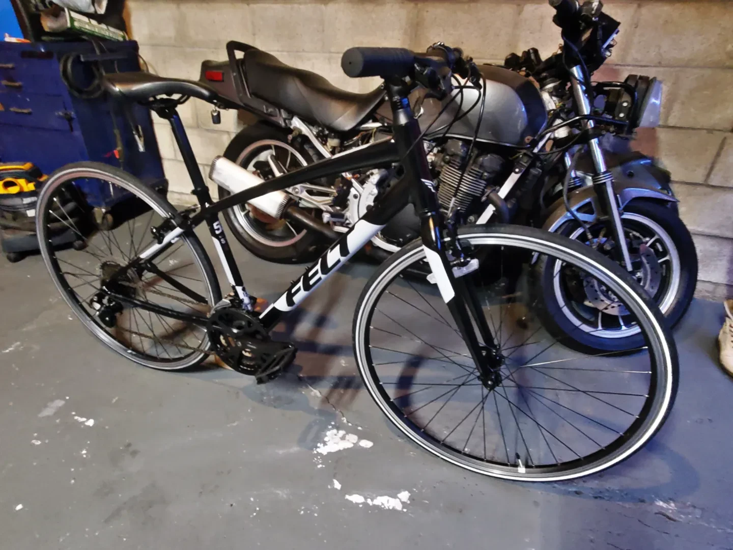 Felt Urban Hybrid Bike 21 spd image indicator(8)