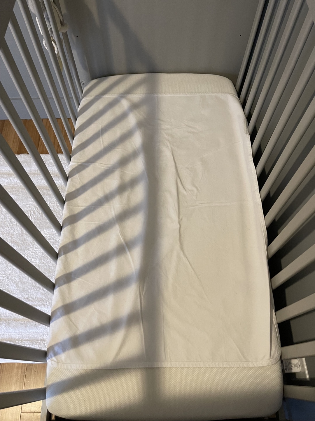 Baby cot / crib with mattress, blankets, fitted sheets and more - photo 4