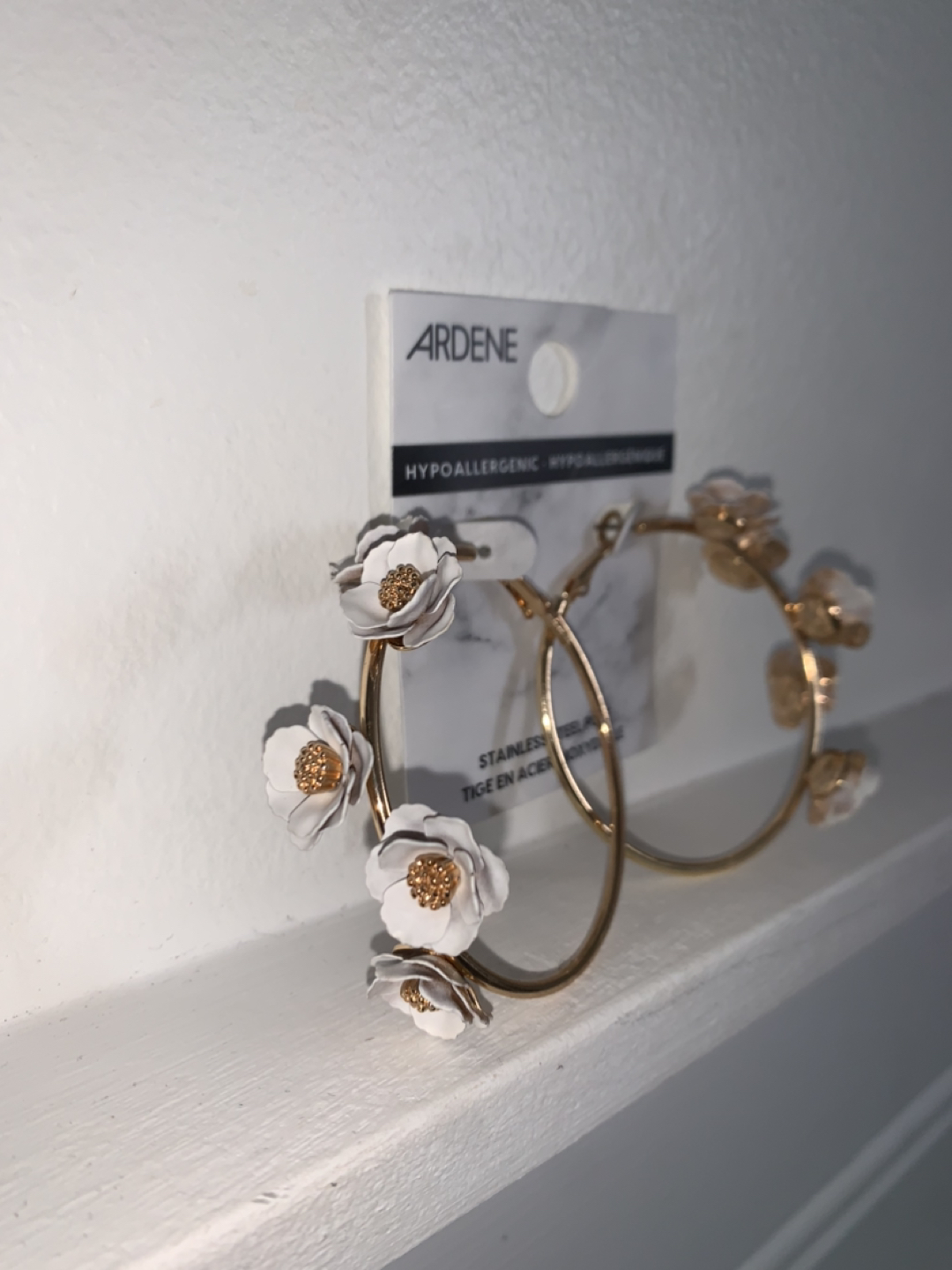 Beautiful New Never Worn Flower Earrings image indicator(3)