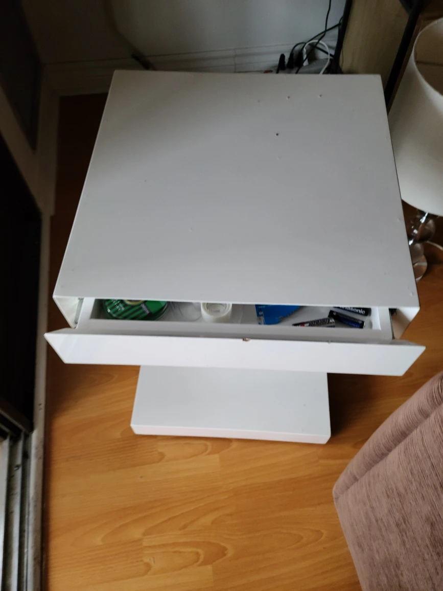 Night stand or small side table pick up today - photo 3