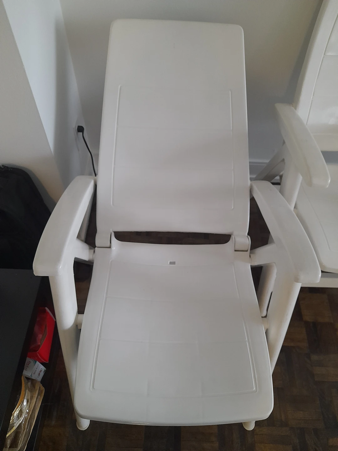 White pair of reclineable chairs - photo 3