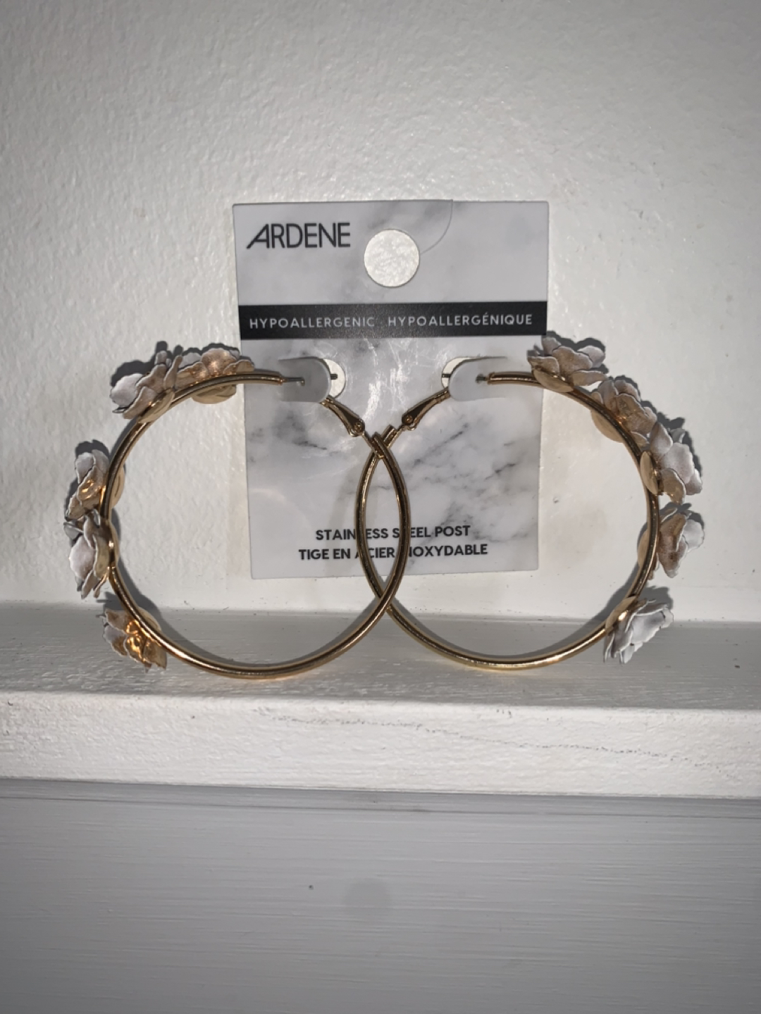 Beautiful New Never Worn Flower Earrings image indicator(2)