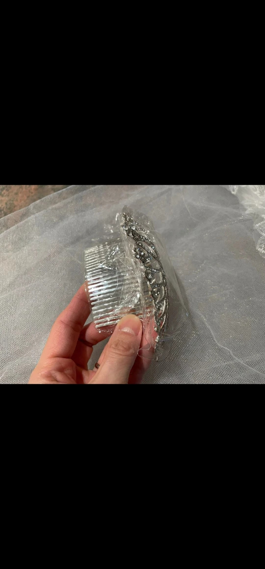 bridal veil and tiara - photo 3