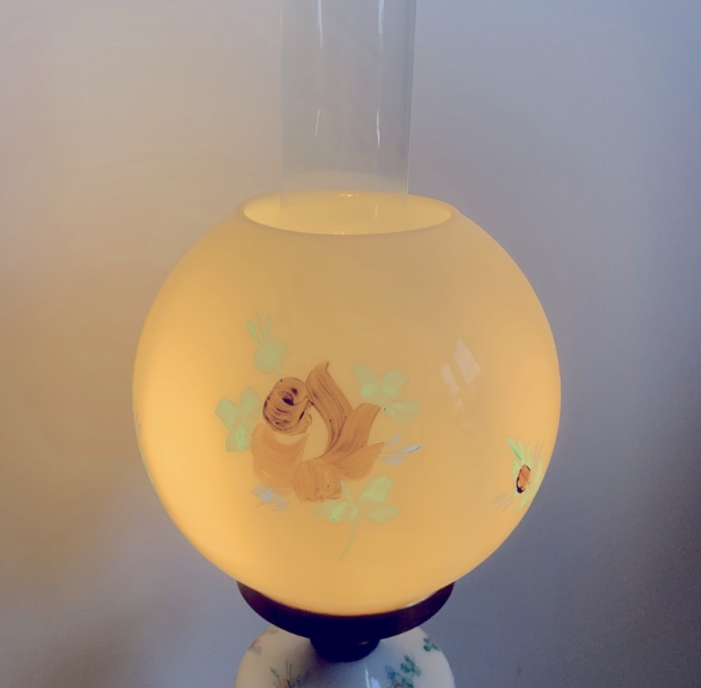 RARE Antique Hurricane Lamp - In Mint Condition! image indicator(2)