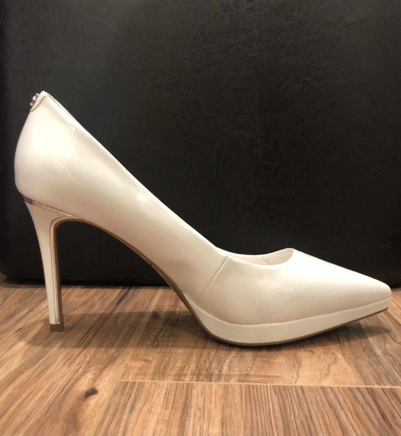 DKNY pumps image indicator(4)