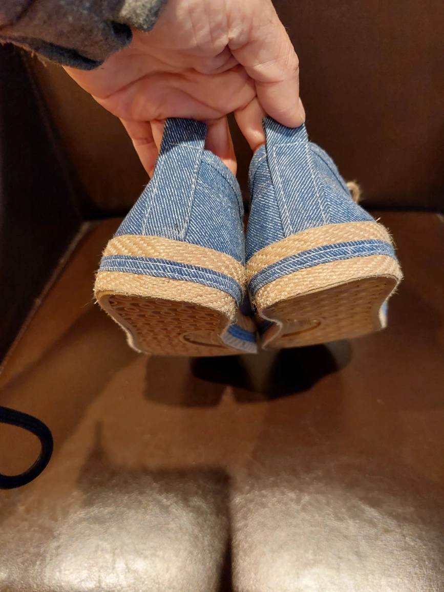 Adidas women's canvas shoes size 7.5 (38) image indicator(3)