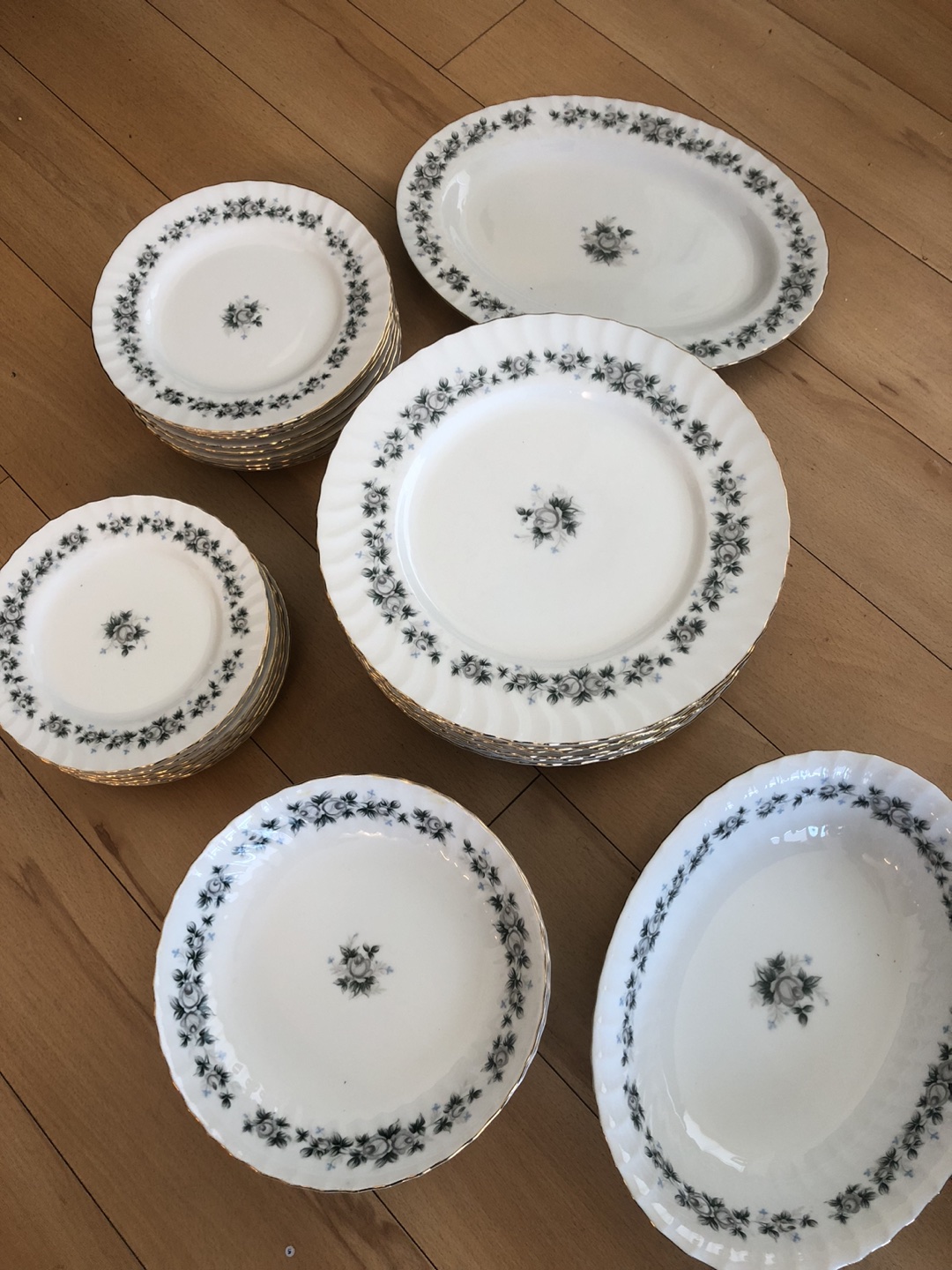 Dishes 8 person set thumbnail