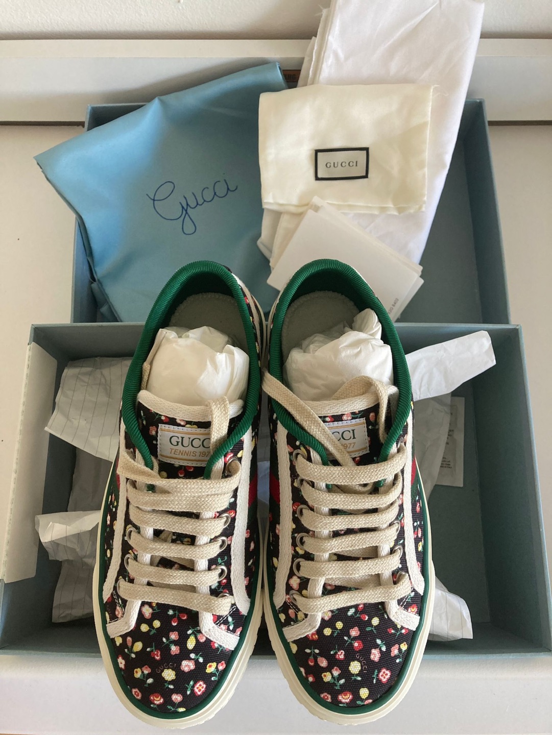 Gucci sneakers thumbnail