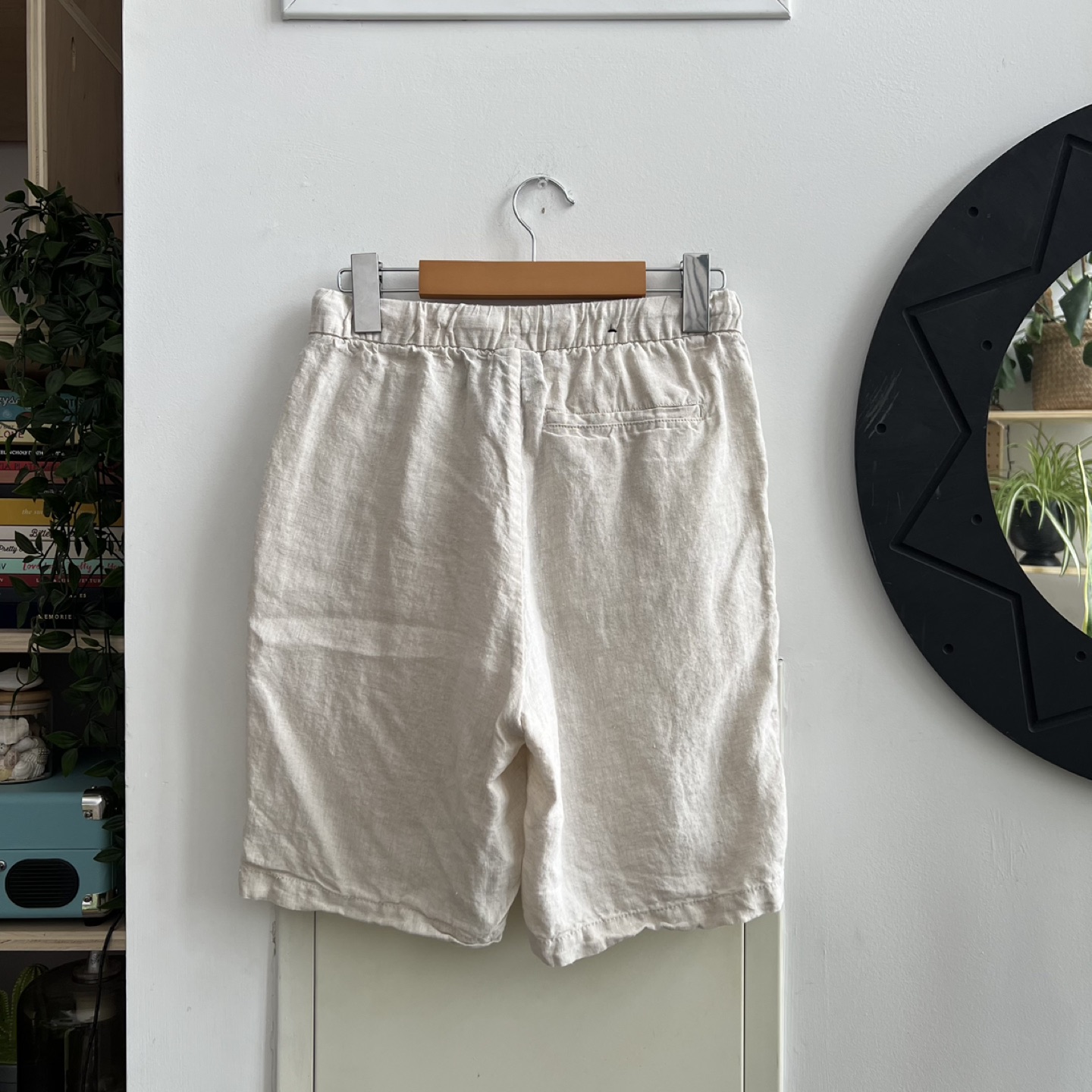 LIGHT BEIGE LINEN SHORTS image indicator(2)
