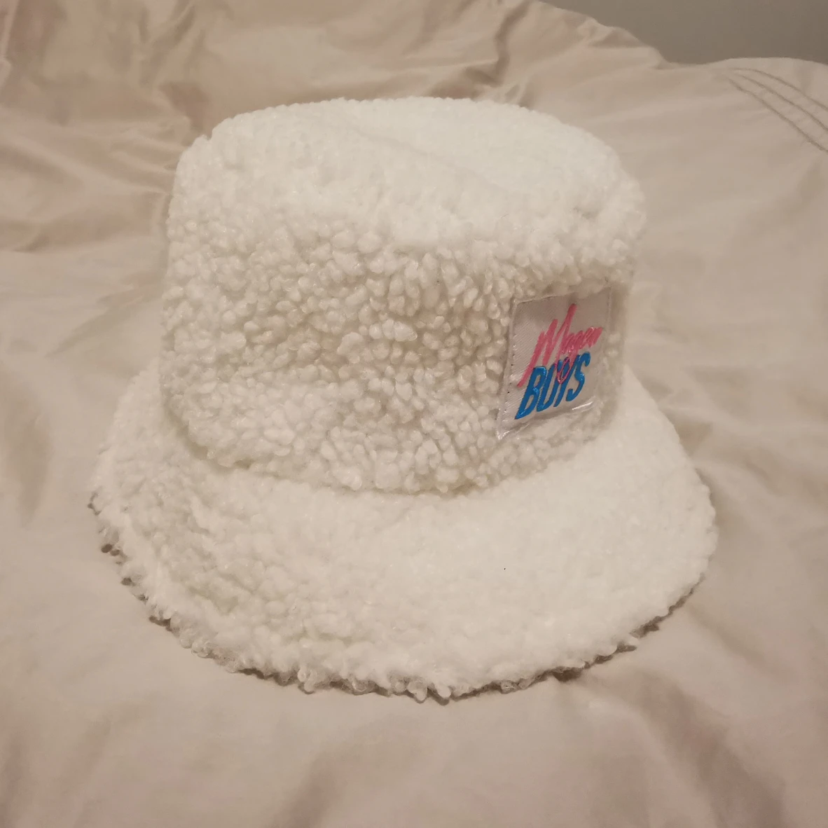 ✨White fluffy hat thumbnail