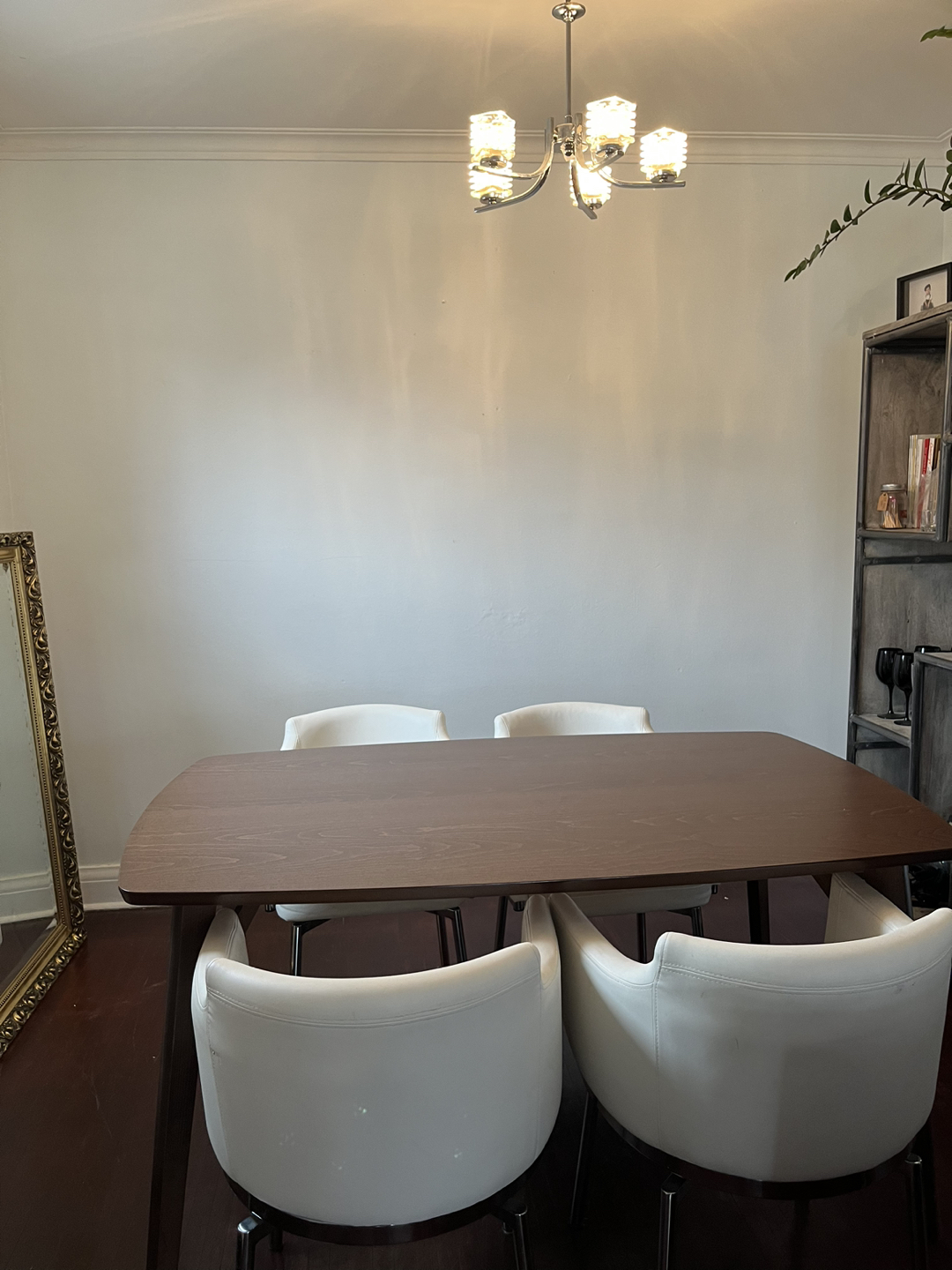 Structube Table and chairs