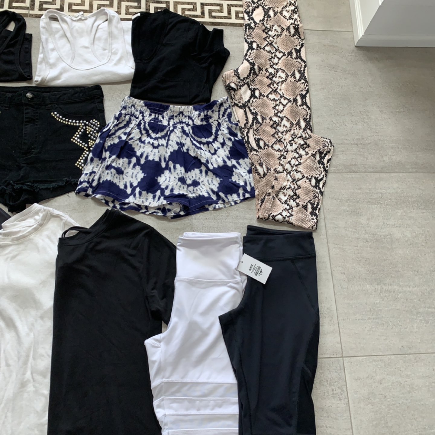 XS/S CLEARANCE - Mixed Lot of Tshirts, Shorts, Tanks - photo 5